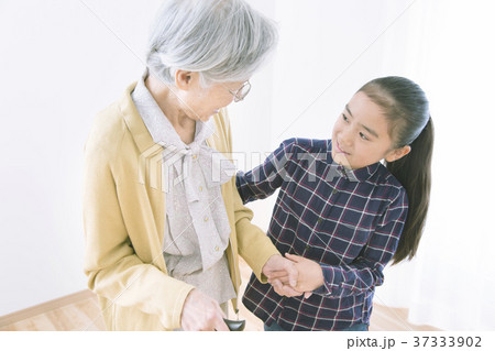 おばあちゃんと女の子 37333902