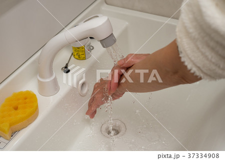 手洗いをする女性 手洗いをする女性 37334908