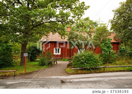Old wooden house 37336193