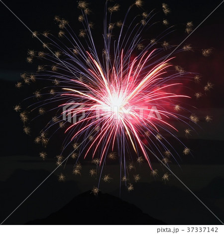 中規模の花火大会　打ち上げ花火 37337142
