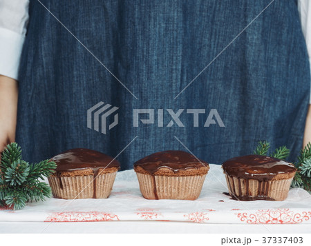 Fresh and fragrant Christmas cupcakes 37337403