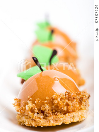 Delicious chocolate mirror glazed cakes. 37337524