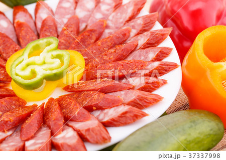 Saausages and vegetables 37337998