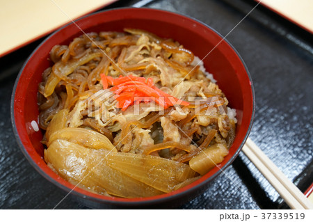 Japanese beef in rice bowl 37339519