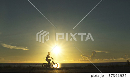 夕日 夕焼け 夕暮れ 37341925