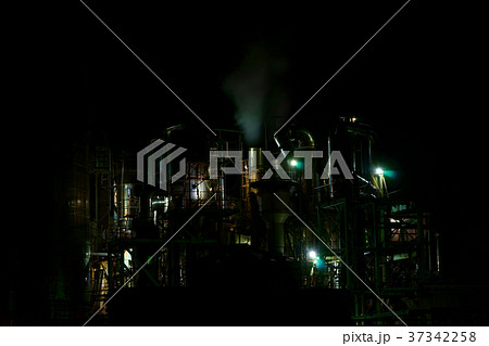 工場地帯の夜景 37342258