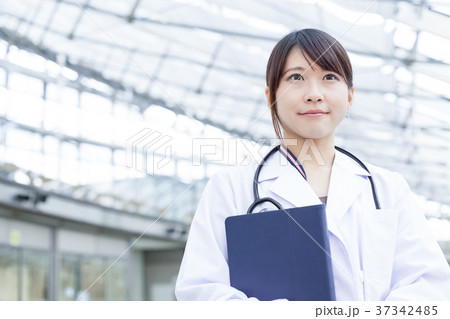 白衣を着た女性医師 37342485