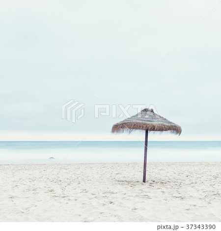 Beach hut 37343390