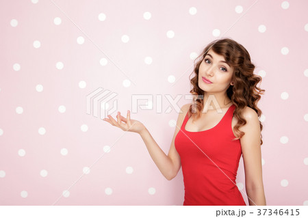 beautiful  woman on pink background 37346415