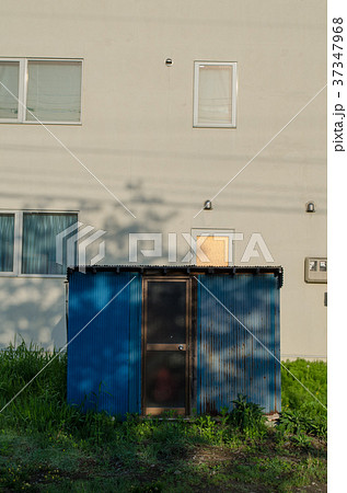 青い小屋 37347968