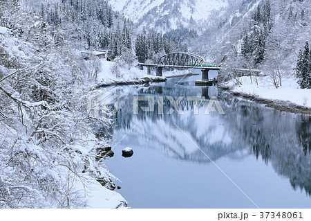 雪景色の中を走る只見線 雪景色の中を走る只見線 37348061