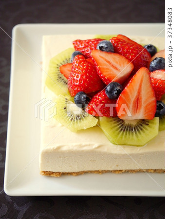 イチゴとキウイのレアチーズケーキ 黒背景  イチゴとキウイのレアチーズケーキ 黒背景  37348083