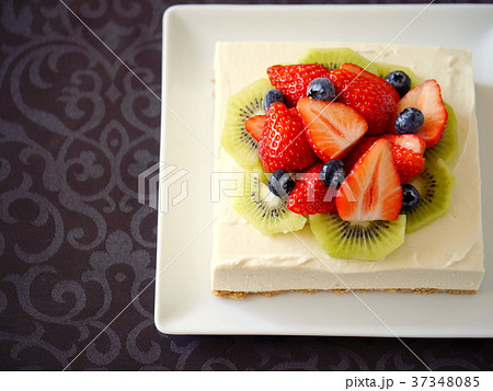 イチゴとキウイのレアチーズケーキ 黒背景 左スペースハイアングル の写真素材