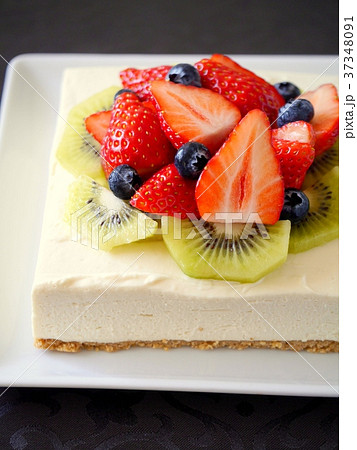 いちごとキウイのレアチーズケーキ 黒背景 の写真素材