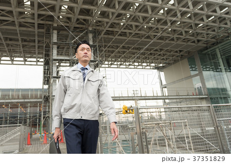 ビジネスマン 建築現場 屋外 建設業 ビジネスイメージ 37351829