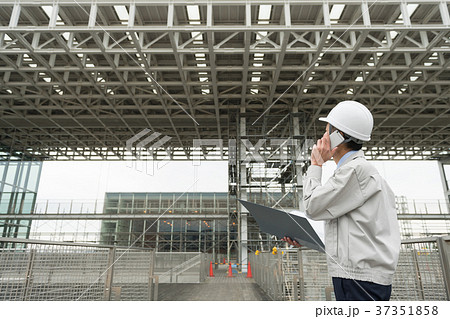 ビジネスマン 建築現場 屋外 建設業 ビジネスイメージ 37351858