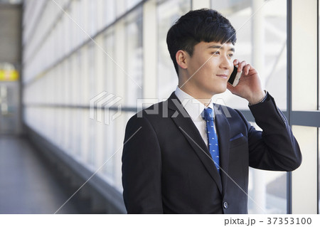 眺める  外を見る ビジネスマン 37353100