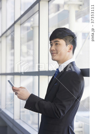 ビジネスマン 考え 考える 37353111