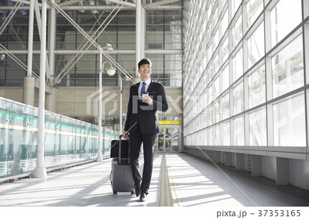 ビジネスマン 旅行用バッグ スーツケース 37353165