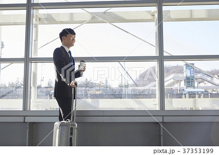 ビジネスマン 旅行用バッグ スーツケース 37353199