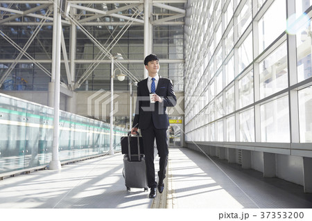 空港 ビジネスマン 旅行用バッグ 37353200