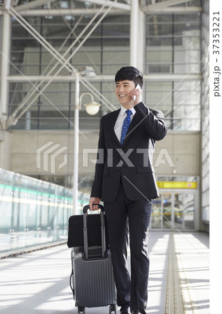 空港 ビジネスマン 旅行用バッグ 37353221