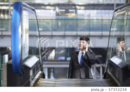 ビジネスマン エスカレーター 電話 37353239