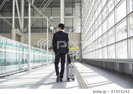 空港 ビジネスマン 旅行用バッグ 37353242