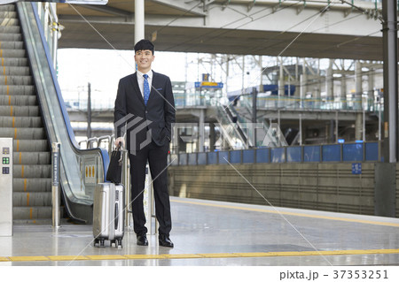 ビジネスマン エスカレーター 若い男 37353251