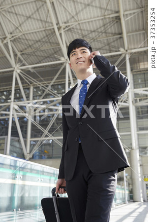 空港 ビジネスマン 旅行用バッグ 37353254