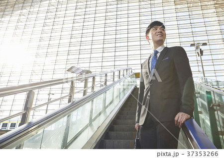ビジネスマン エスカレーター 若い男 37353266