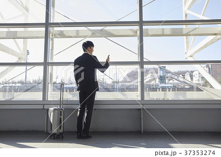 テキストメッセージ メール ビジネスマン 37353274