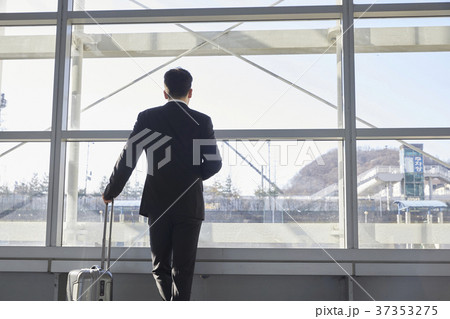 眺める  外を見る ビジネスマン 37353275
