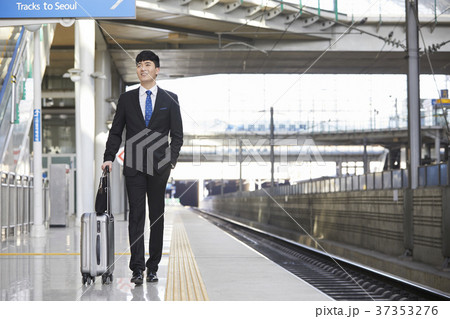 ビジネスマン 旅行用バッグ スーツケース 37353276