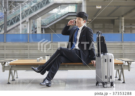 ベンチ ビジネスマン 旅行用バッグ 37353288