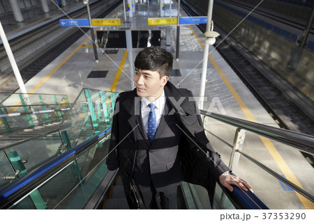 ビジネスマン エスカレーター 若い男 37353290