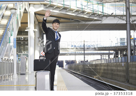 ビジネスマン 手を振る 出張 37353318