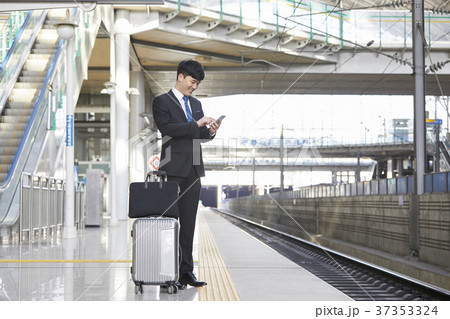 テキストメッセージ メール ビジネスマン 37353324