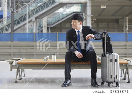 ベンチ ビジネスマン 時間確認 37353371