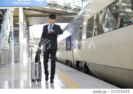 ビジネスマン 時間確認 旅行用バッグ 37353445