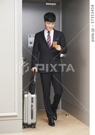 ビジネスマン 旅行用バッグ スーツケース 37353458