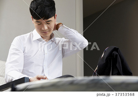 ビジネスマン 疲れ 疲労 37353568