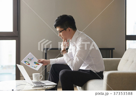 ビジネスマン 書類 出張 37353588