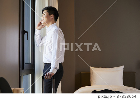 眺める  外を見る ビジネスマン 37353654