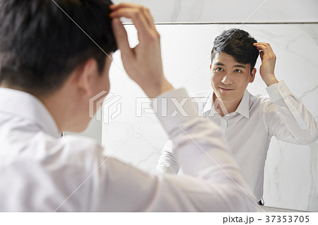 鏡 ヘアケア ビジネスマン 37353705