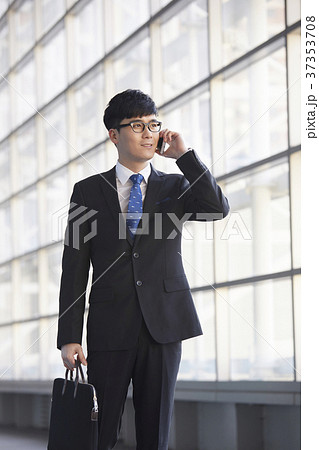 ビジネスマン 電話 韓国人 37353708