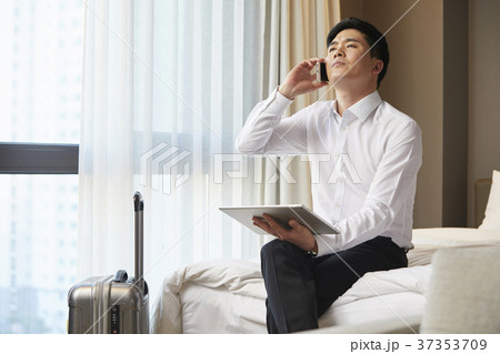 ビジネスマン 電話 出張 37353709