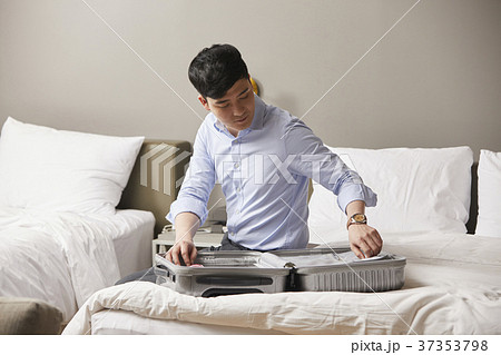 ビジネスマン 旅行用バッグ スーツケース 37353798