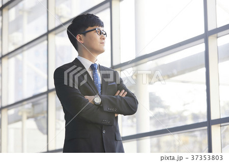 眺める  外を見る ビジネスマン 37353803