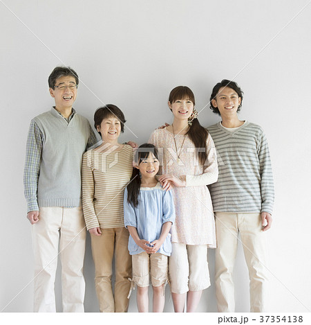 微笑む3世代家族 微笑む3世代家族 37354138